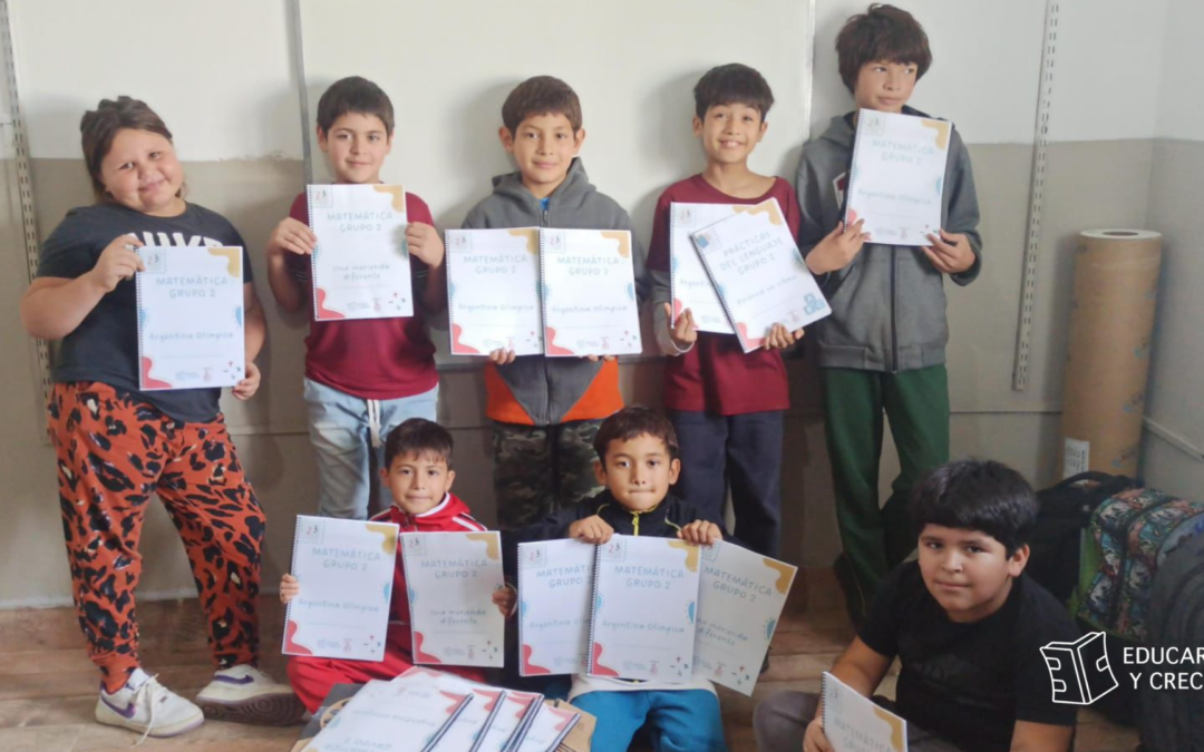 Niños y niñas con cuadernillos